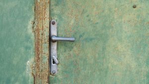 Perché i giovani si chiudono in se stessi?